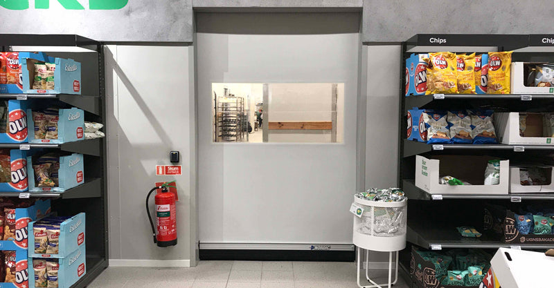 Nordic Door rullport med domedekal i butik.