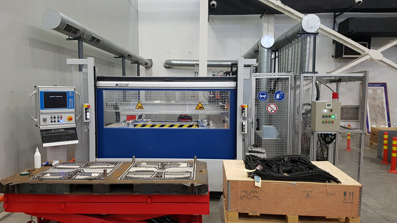 Rullport med Nordic Doors domedekal i industrilokal