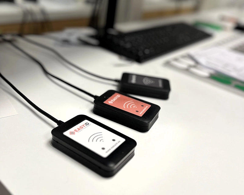 EasyID RFID-bordsläsare med laminatdekaler i kontorsmiljö