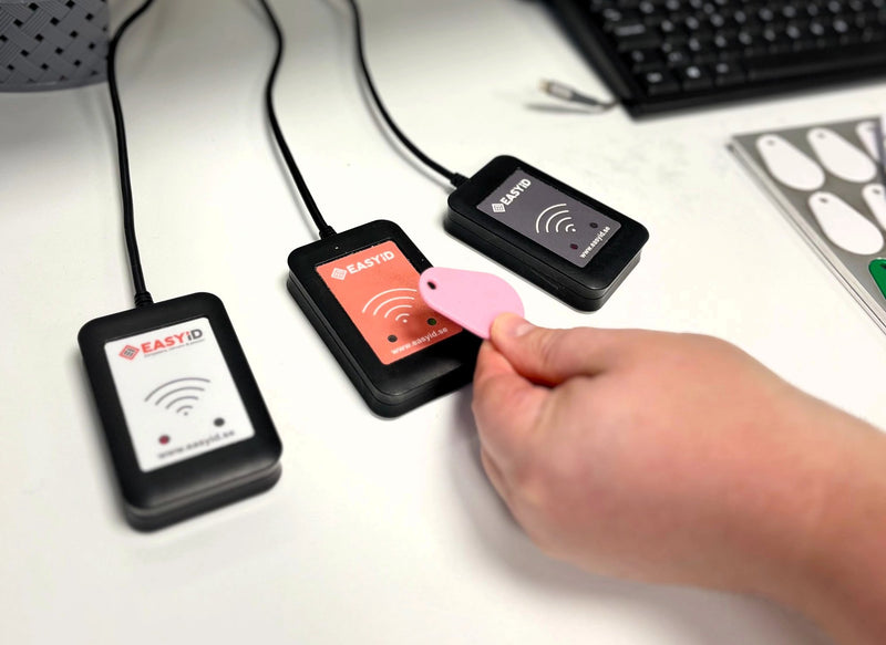 EasyID bordsläsare i användning med nyckeltagg